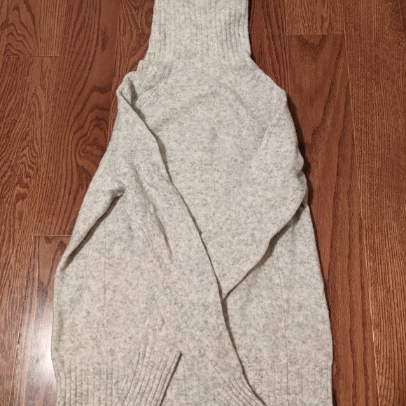 Aritzia Wilfred Plutarch sweater in Cream/Grey - Picture 4 of 6